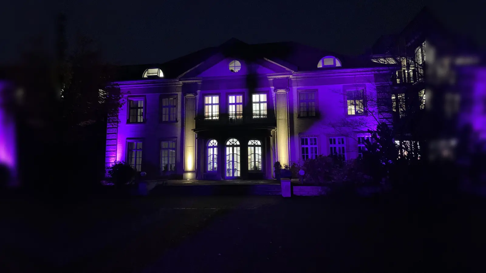 Zum internationalen Tag des Frühchens wurde die Frauenklinik Dr. Geisenhofer in festlichem Lila angestrahlt.  (Foto: VA)