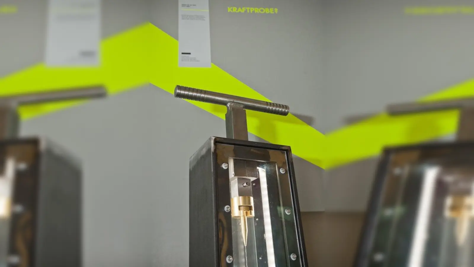 Als wäre es Excalibur: An der Station „König Artus” können Besucher beim Ziehen an einem nur zwei Millimeter dünnen Stab aus Carbon selbst erfahren, dass das Material tatsächlich ein „harter Stoff“ ist. (Foto: Deutsches Museum)