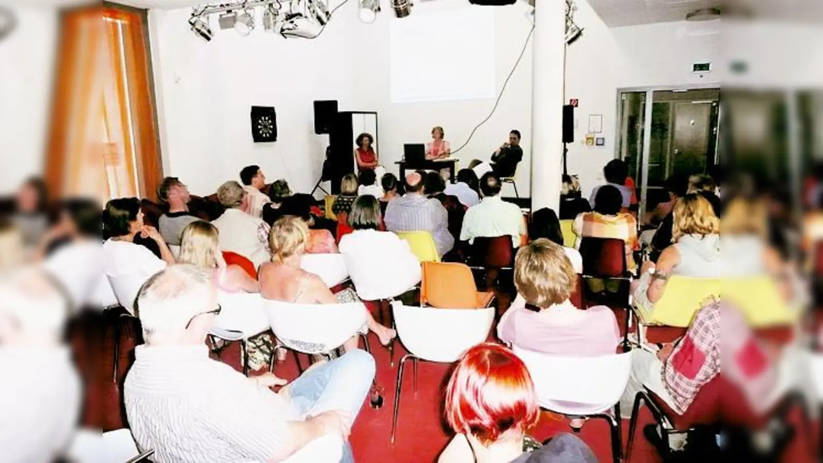 Armut in München wird gerade in Stadtbezirken wie Milbertshofen - Am Hart oft schmerzhaft konkret  darum ging es bei der Diskussion, die Friederike Goschenhofer (auf dem Podium links) mit Barbara Schmid und Ronald Wirth der Stadt führte.  (Foto: VA)