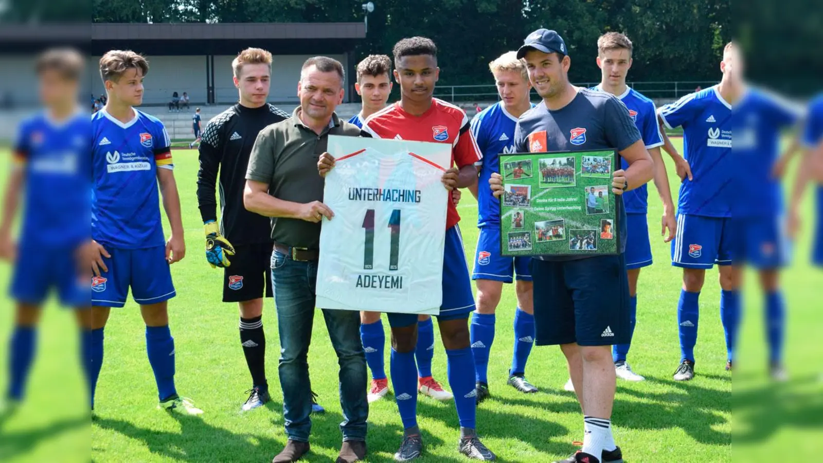 Ein Bild aus alten Tagen: SpVgg-Präsident Manfred Schwabl mit Karim Adeyemi, der im September die Fritz-Walter-Medaille verliehen bekommt. (Foto: SpVgg Unterhaching)