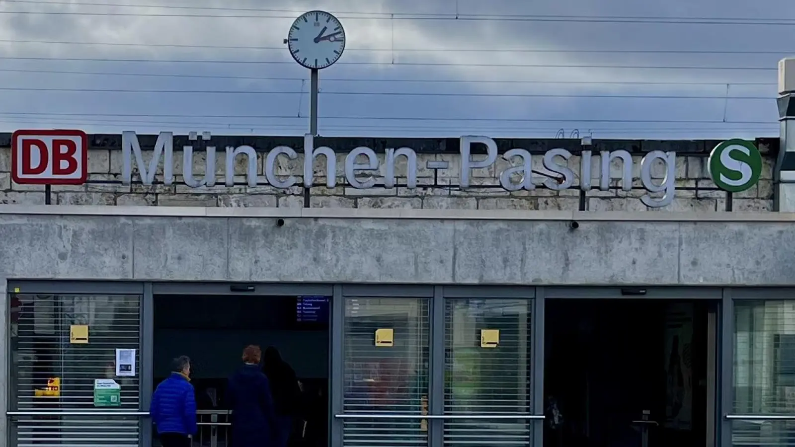 Nach Plänen der Bahn für eine Umstrukturieren der Gleise soll auch das Eingangsgebäude umgebaut werden. Der Bezirksausschuss forderte hierfür einen Wettbewerb. (Foto: Ulrike Seiffert)