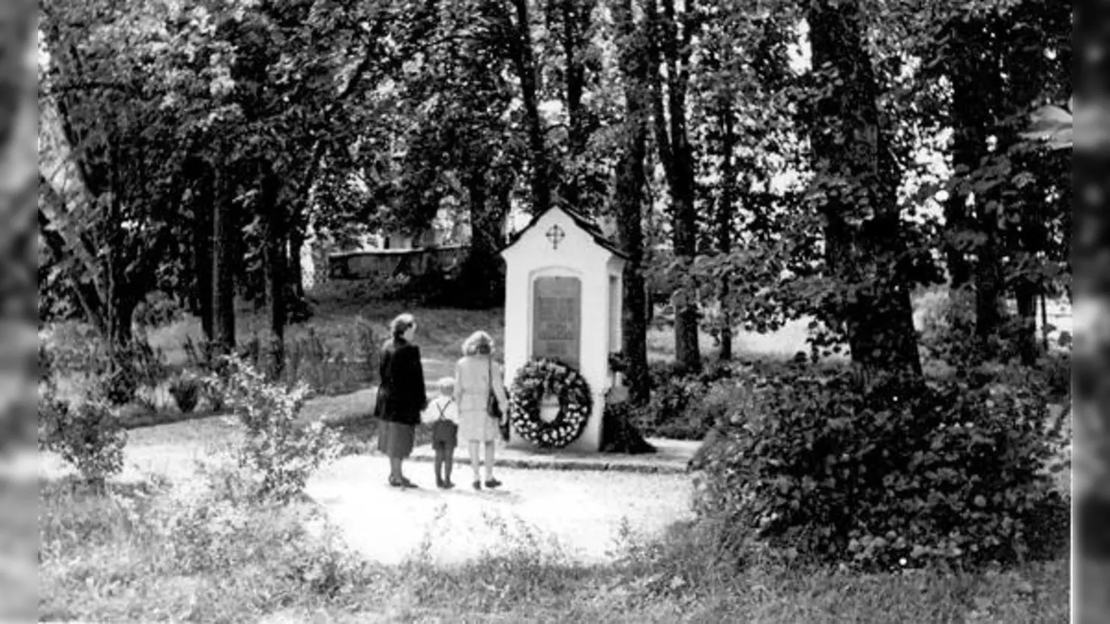 Der Soldatenfriedhof in Oberelkofen nach der Denkmalserrichtung im Jahre 1948. 	 (Foto: Archiv der Stadt Grafing)