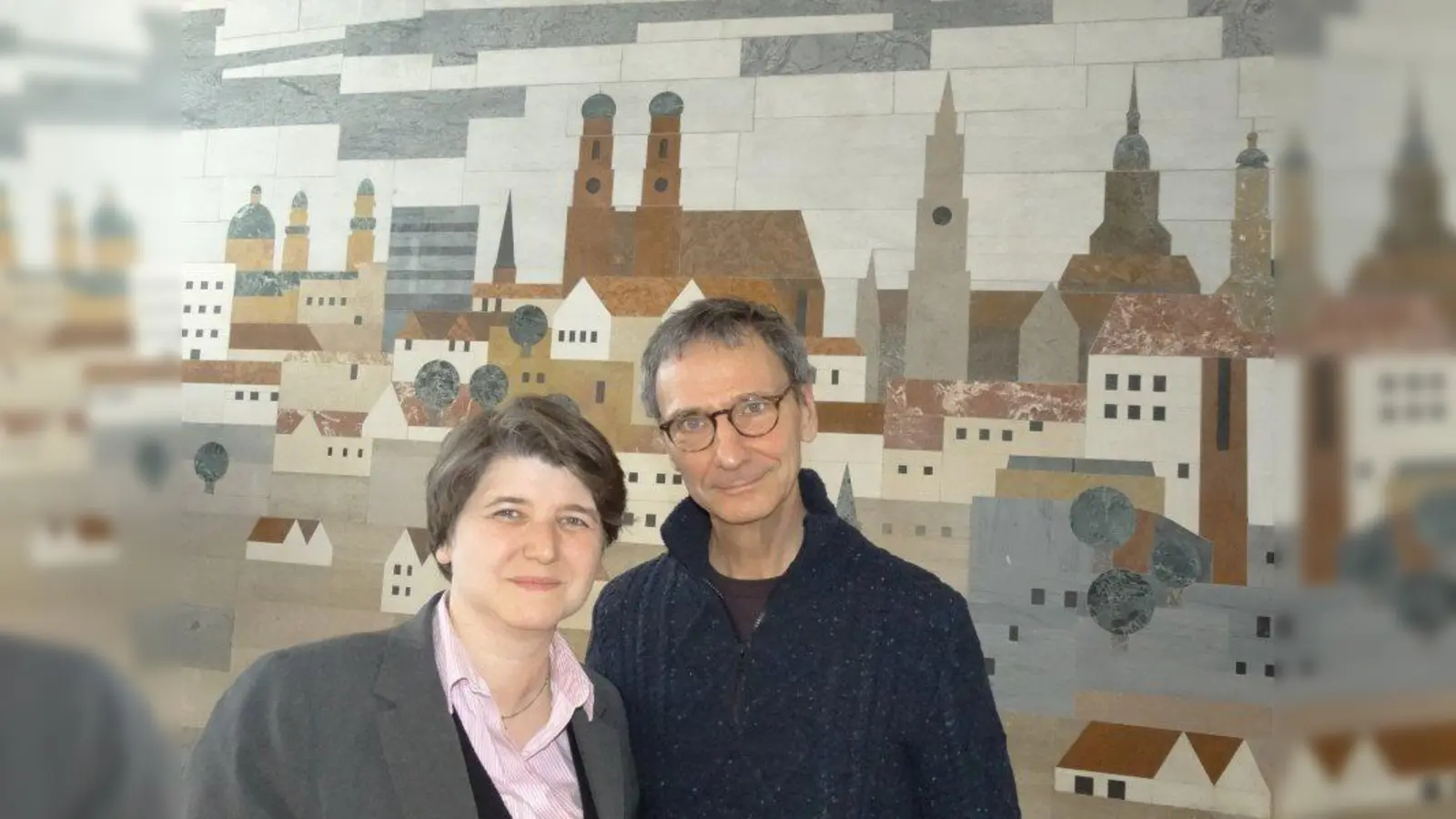 Schulleiterin Dr. Julia Bernreuther und Job-Mentor Rudolf Lenhard helfen den Jugendlichen beim Übergang von der Schule ins Berufsleben. (Foto: tab)