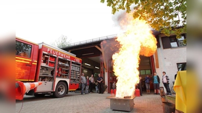 Feuer löschen für die Zuschauer am Tag der offenen Tür. (Foto: FF_LL)