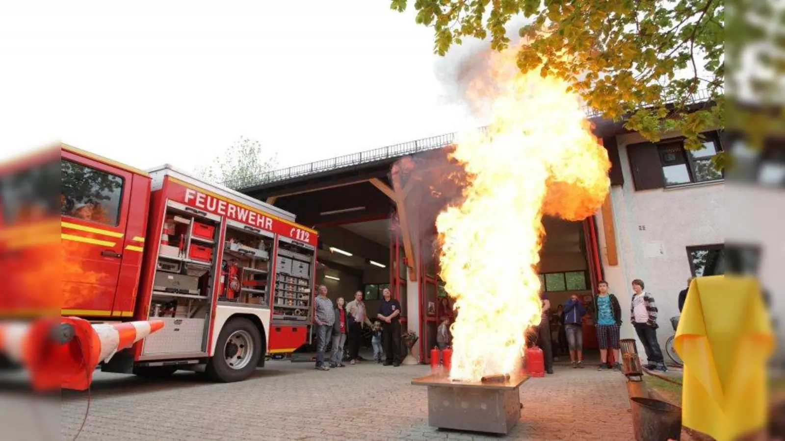 Feuer löschen für die Zuschauer am Tag der offenen Tür. (Foto: FF_LL)