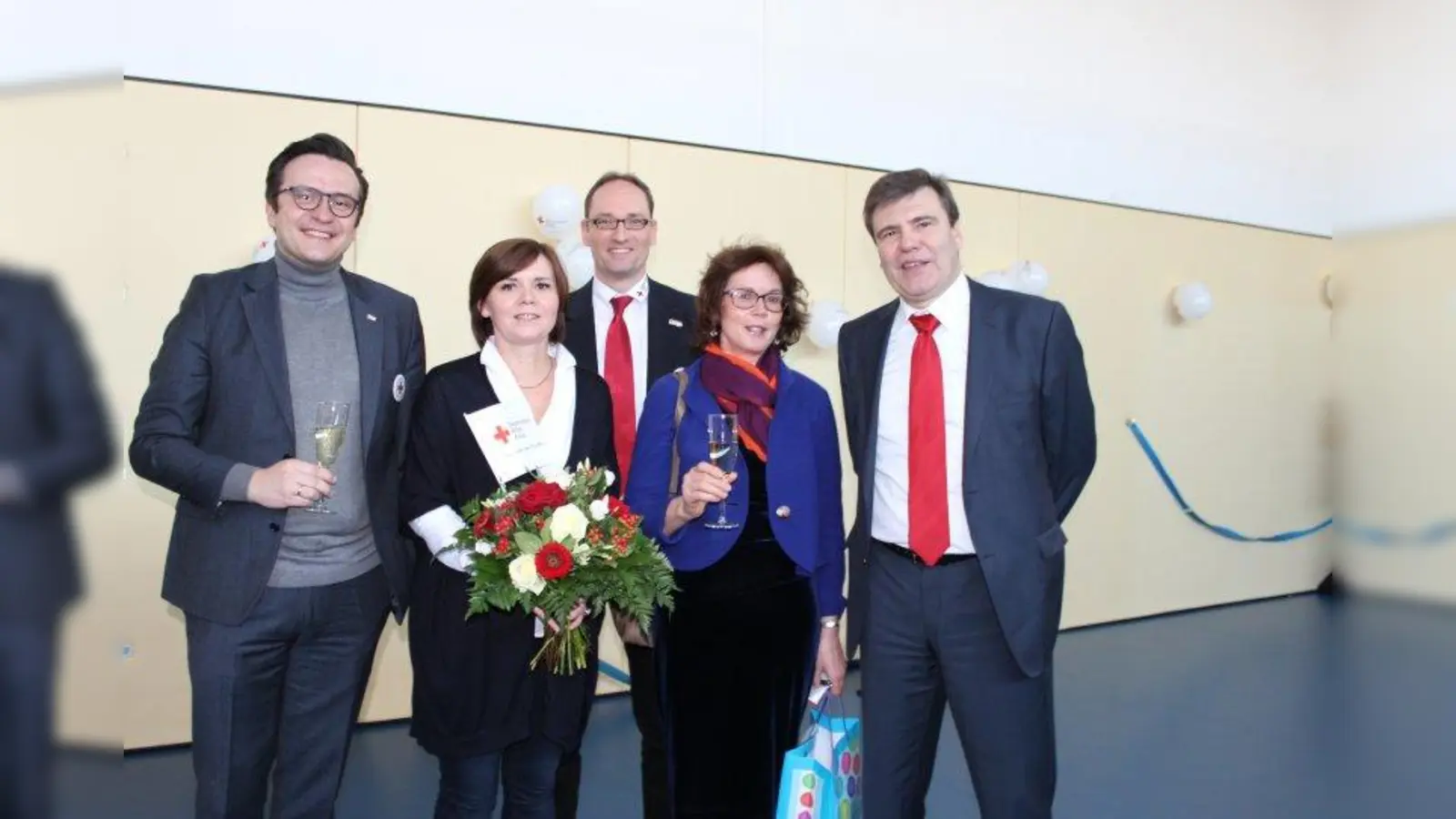 Freuen sich über die offizielle Eröffnung der „Schatzinsel” (v.l.): Paul Polyfka (BRK-Kreisgeschäftsführer), die Leiterin der Einrichtung, Kathrin Farland, Bernhard Seidenath (BRK-Kreisvorsitzende), Ursula Singer-Parzefall (BRK-Fachberaterin für Kindertagesstätten) und Karlsfelds Bürgermeister Stefan Kolbe. (Foto: sb)