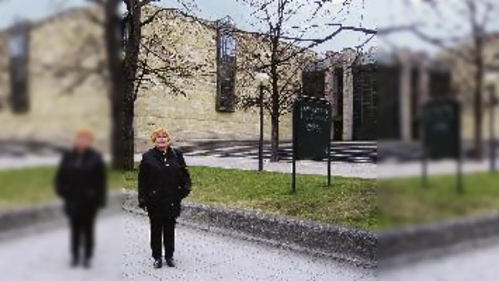 Wartet schon mal »Probe«: Sigrid Mathies (SPD) freut sich auf die Buslinie 100, die ab Mai durchs Museumsviertel fahren soll. Eine Haltestelle wird auch hier, an der Neuen Pinakothek, entstehen.  (Foto: ras)