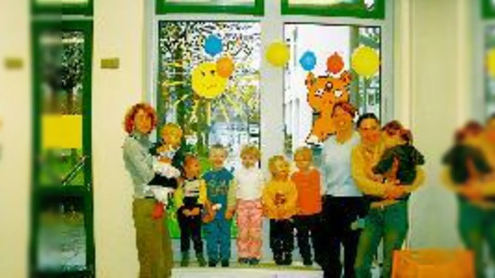 Ihre Mütter sind engagiert und ihr Kindergarten außergewöhnlich: Die Kinder vom »Fuchsbau« (hier mit ihren Erzieherinnen).	 (Foto: Gabriele Haugg)