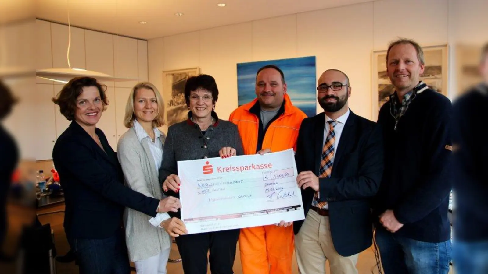 „Gauting gegen Leukämie”: Elisabeth Wetlitzky vom GSC, Cornelia Kellermann von der AKB, Bürgermeisterin Brigite Kössinger, Bauhofleiter Rainer Krause, Sozialamtsleiter Francesco Cataldo sowie Jens Rindermann vom GSC (v.l.) mit dem Scheck über 1.400 Euro vom ersten Behördencup. Nun organisieren alle gemeinsam die Typisierungsaktion am 27. Februar ab 13.30 Uhr im Rathaus. (Foto: us)