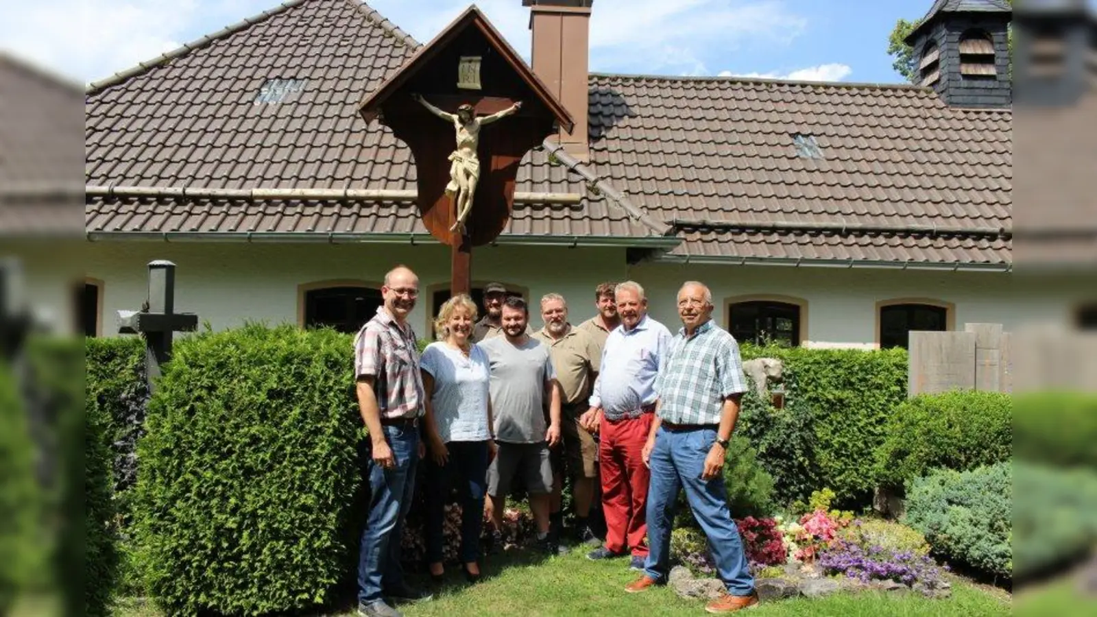 Freuen sich über das sanierte Holzkreuz: Mitarbeiter vom städtischen Betriebshof, Restaurator Markus Pfister, Erste Bürgermeisterin Eva John , Kirchenpfleger Wolfgang Wittmann und Eugen Hartmann, Sprecher der Kirchenverwaltung. (Foto: Stadt Starnberg)