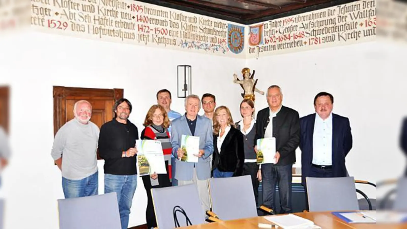 Rathauschef Walter Brilmayer und Mitglieder des Arbeitskreises Energiewende 2030 stellten am Montag das Klimaschutzkonzept der Stadt vor.	 (Foto: sf)