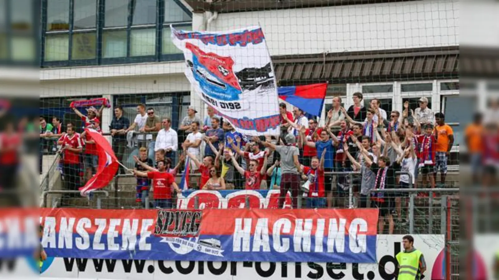 Die kleine, aber dafür umso lautstärkere Fanszene der Hachinger wappnet sich für das Kräftemessen am Freitag gegen Augsburg.	 (Foto: Christian Riedel)