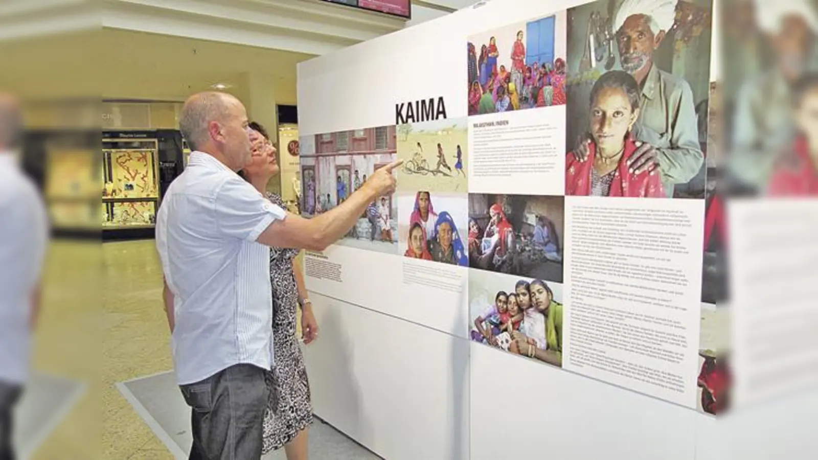 Viele Besucher studierten aufmerksam die interessante UN-  (Foto: »Chasing the Dream«.)