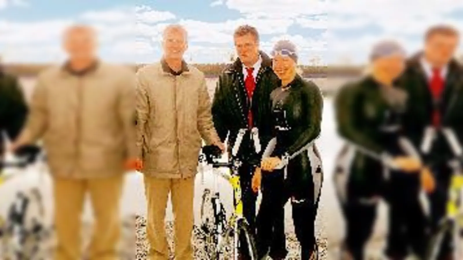 Walter Pöhlmann,Vizepräsident BTV, Gernot Weigl, Geschäftsführer runabout GmbH, Hanspeter Faas, Geschäftsführer BUGA 05, und die Triathletin Sonja Heubach, die vergangene Woche im BUGA-See Probe schwamm.	 (Foto: BUGA)