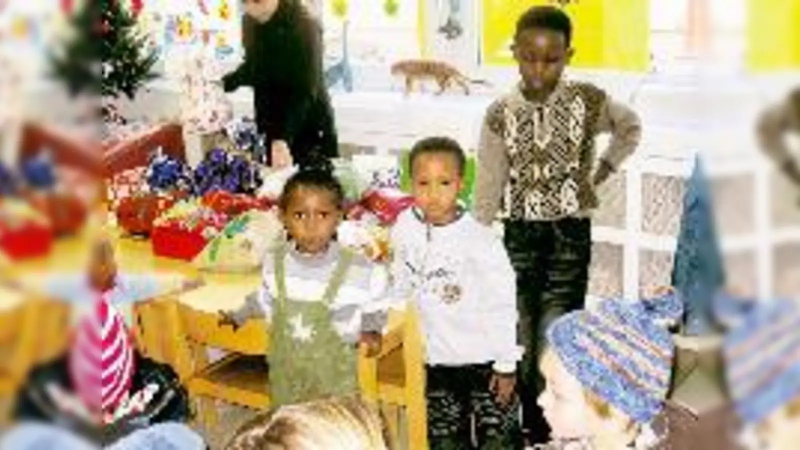 Nicht alltäglich für die Kinder im »Asylkindergarten«: Besuch von anderen Kindern und Geschenke. 	 (F: Privat)