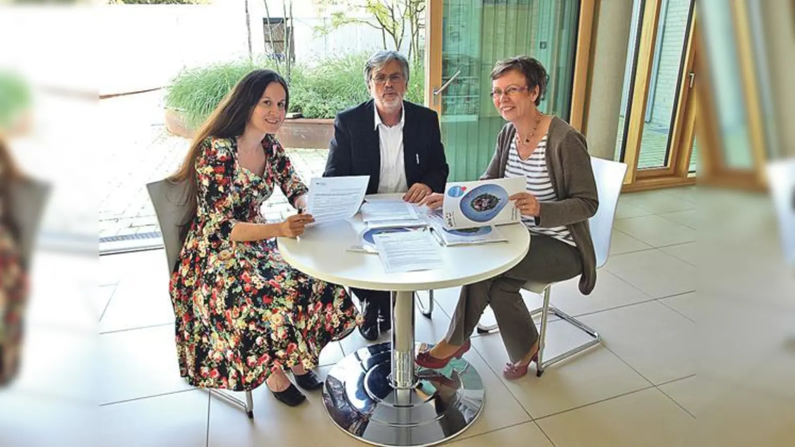 Timea Göghova, Alfred Pfeuffer, Leiter der vhs Haar, und Aneta Gerst (v. li.).	 (Foto: VA)