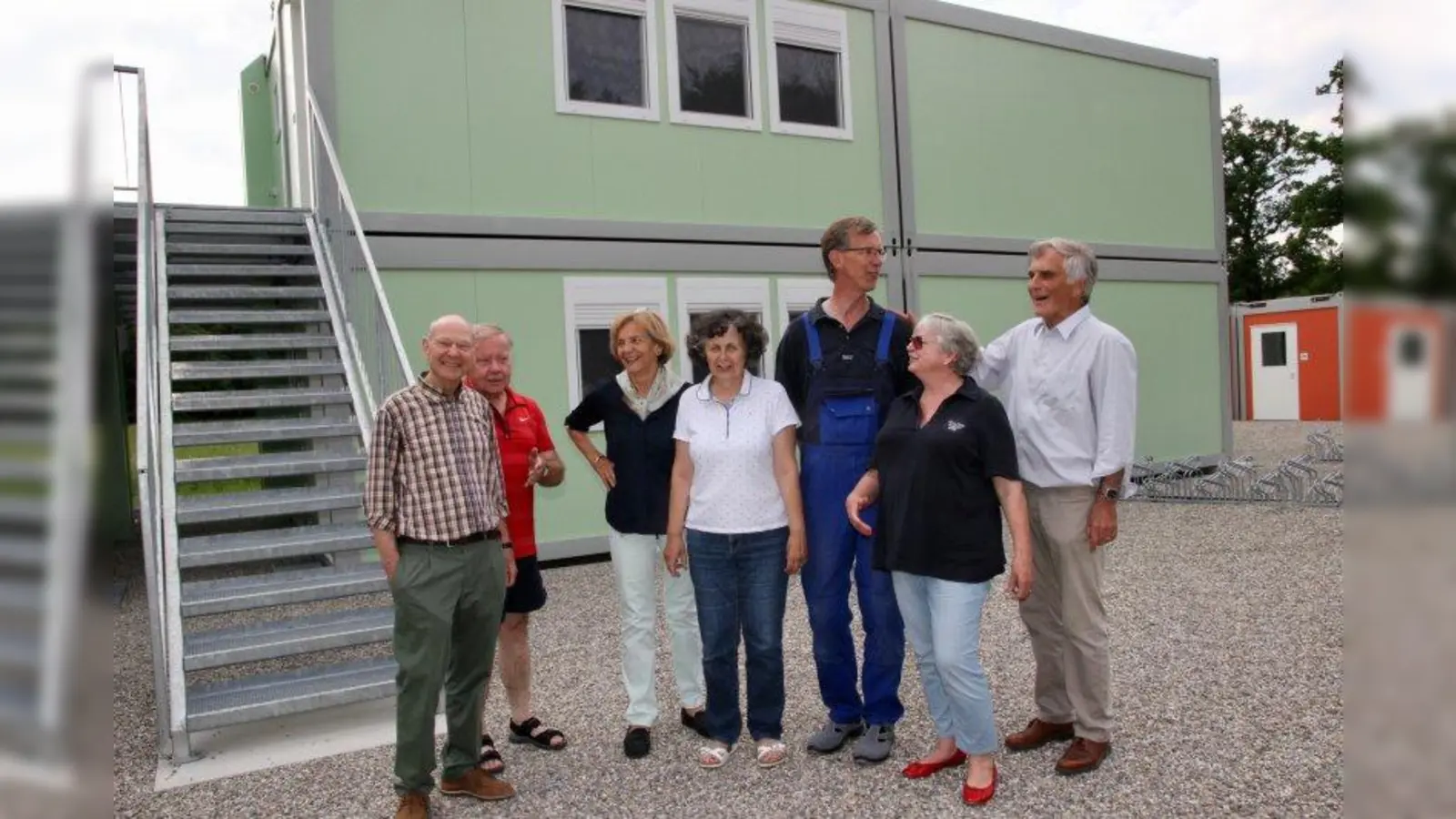 Insgesamt 135 Helfer engagieren sich im Gautinger Helferkreis, 30 bis 40 davon sind sogar zwei bis dreimal in der Woche vor Ort. Von rechts Albrecht von Kienlin und Hans-Wilhelm Knape, vorn Margret Rudolf und links daneben Brigitte von Kienlin mit weiteren Helfern auf der neuen Anlage an der Pentenrieder Straße. (Foto: us)