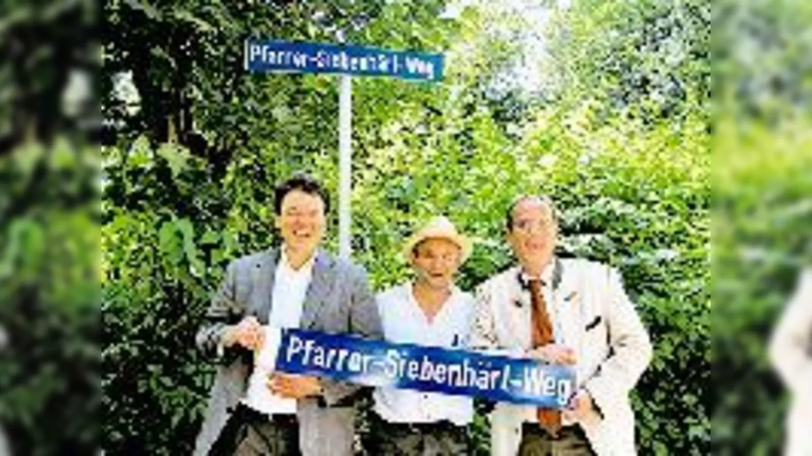 Würdigen mit der Benennung eines Weges die Verdienste des jüngst verstorbenen Pfarrers Siebenhärl (v. l.) Bürgermeister Thomas Loderer, Pfarrer Christoph Nobs und Bürgermeister Stefan Straßmair.  (Foto: Ka)