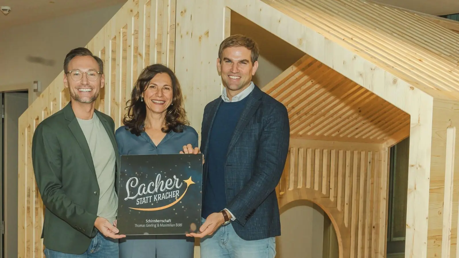 Mit Lacher statt Kracher die Umwelt schonen und Gutes tun: v.r. Thomas Gierling, Dr. Aynur Damli-Huber und Maximilian Böltl.  (Foto:  Lacher statt Kracher / Franz-Josef Seidl )