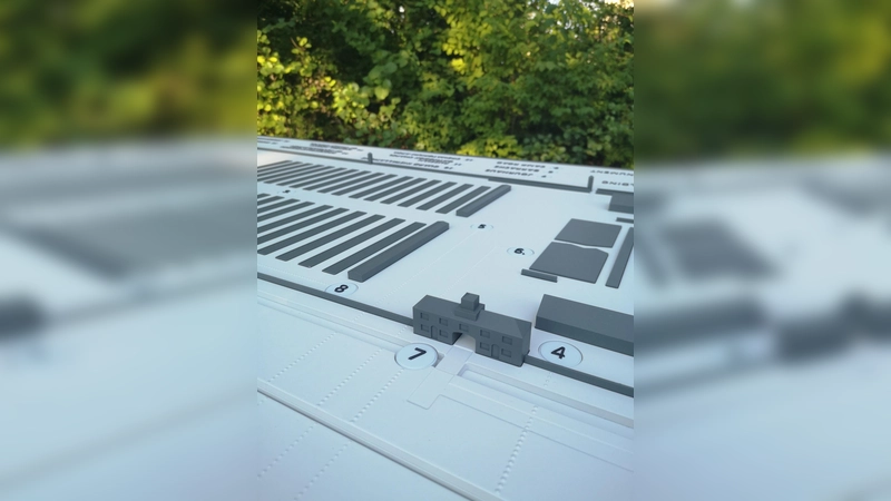 Das Tastmodell der KZ-Gedenkstätte Dachau trägt zum Ziel der Barrierefreiheit auf dem Areal bei. (Foto: VA)