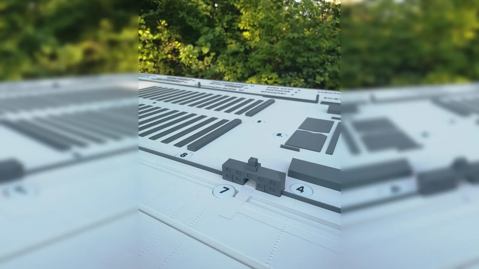 Das Tastmodell der KZ-Gedenkstätte Dachau trägt zum Ziel der Barrierefreiheit auf dem Areal bei. (Foto: VA)