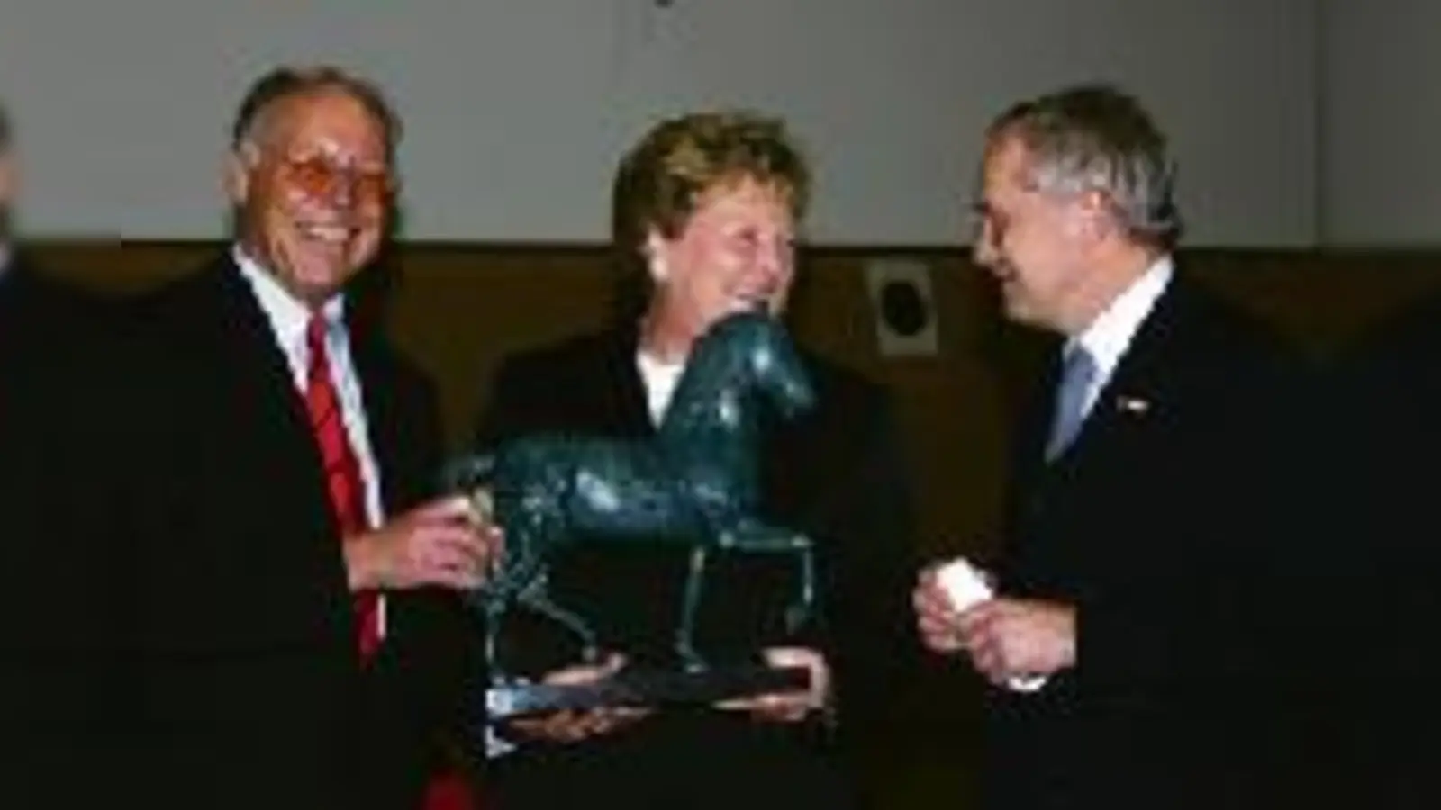 Dr. Erich Herrgen, Christine Beyer und Hans-Peter Schmidt bei der Preisverleihung. 	 (Foto: FRB)