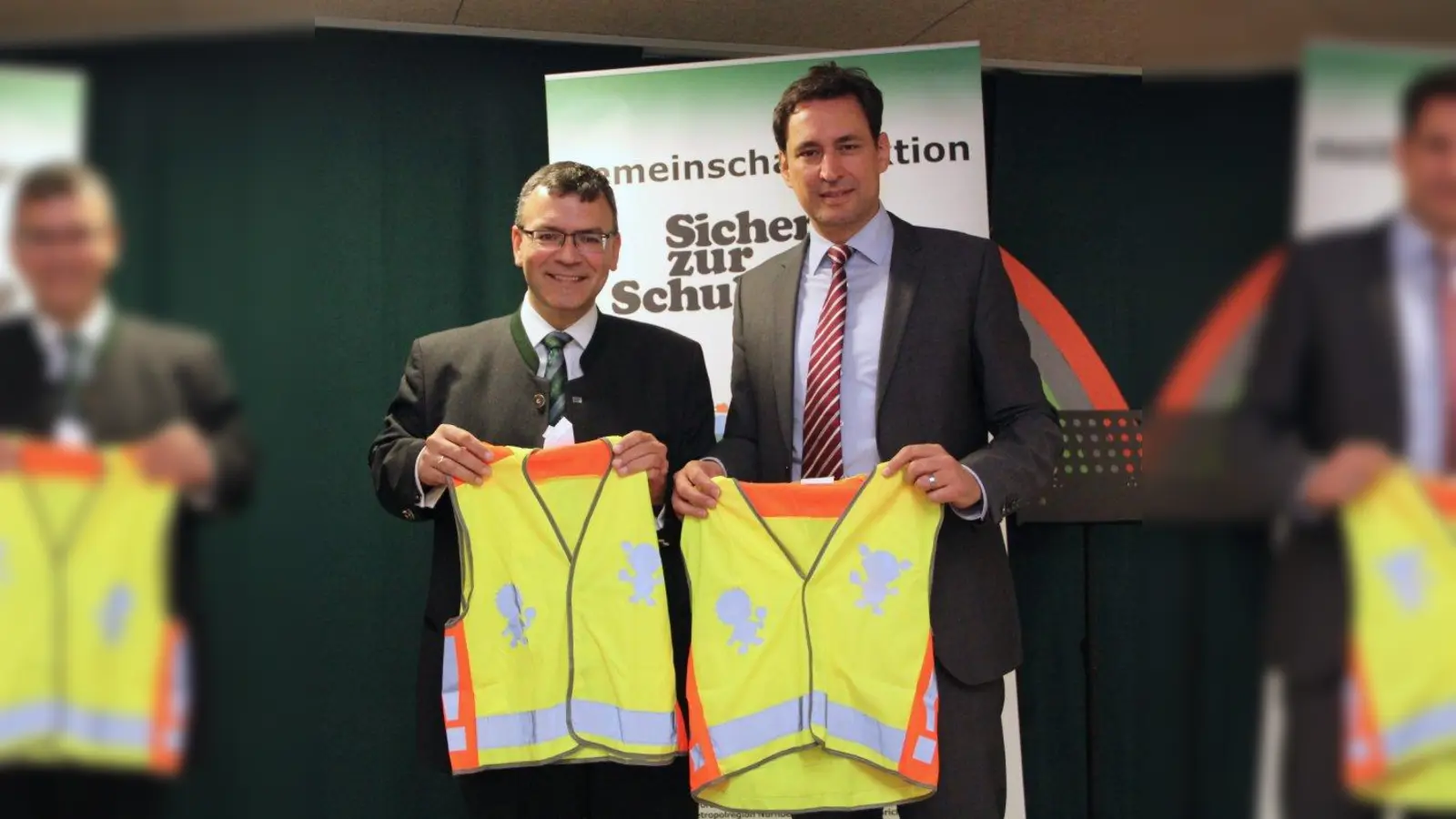 Der Präsident der Landesverkehrswacht, Florian Herrmann, (links) mit Staatssekretär Georg Eisenreich.<br><br>(Foto: ) (Foto: Dietmar Gauder)