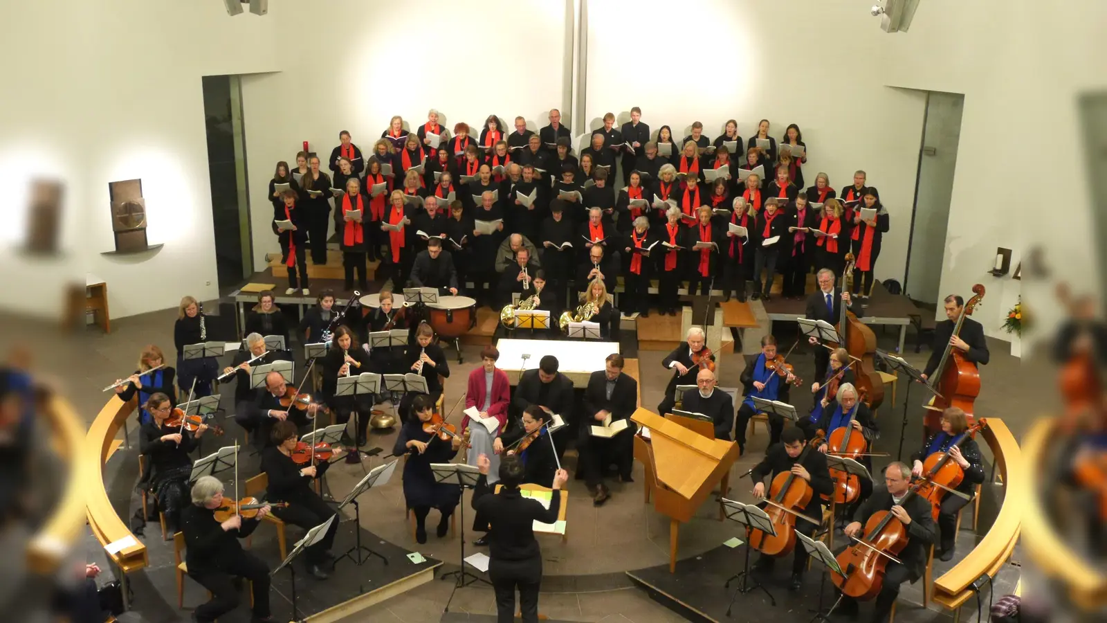 Chor und Orchester bringen in St. Maximilian-Kolbe, Perlach-Süd „Ein Deutsches Requiem” zu Gehör. (Foto: Haerst)