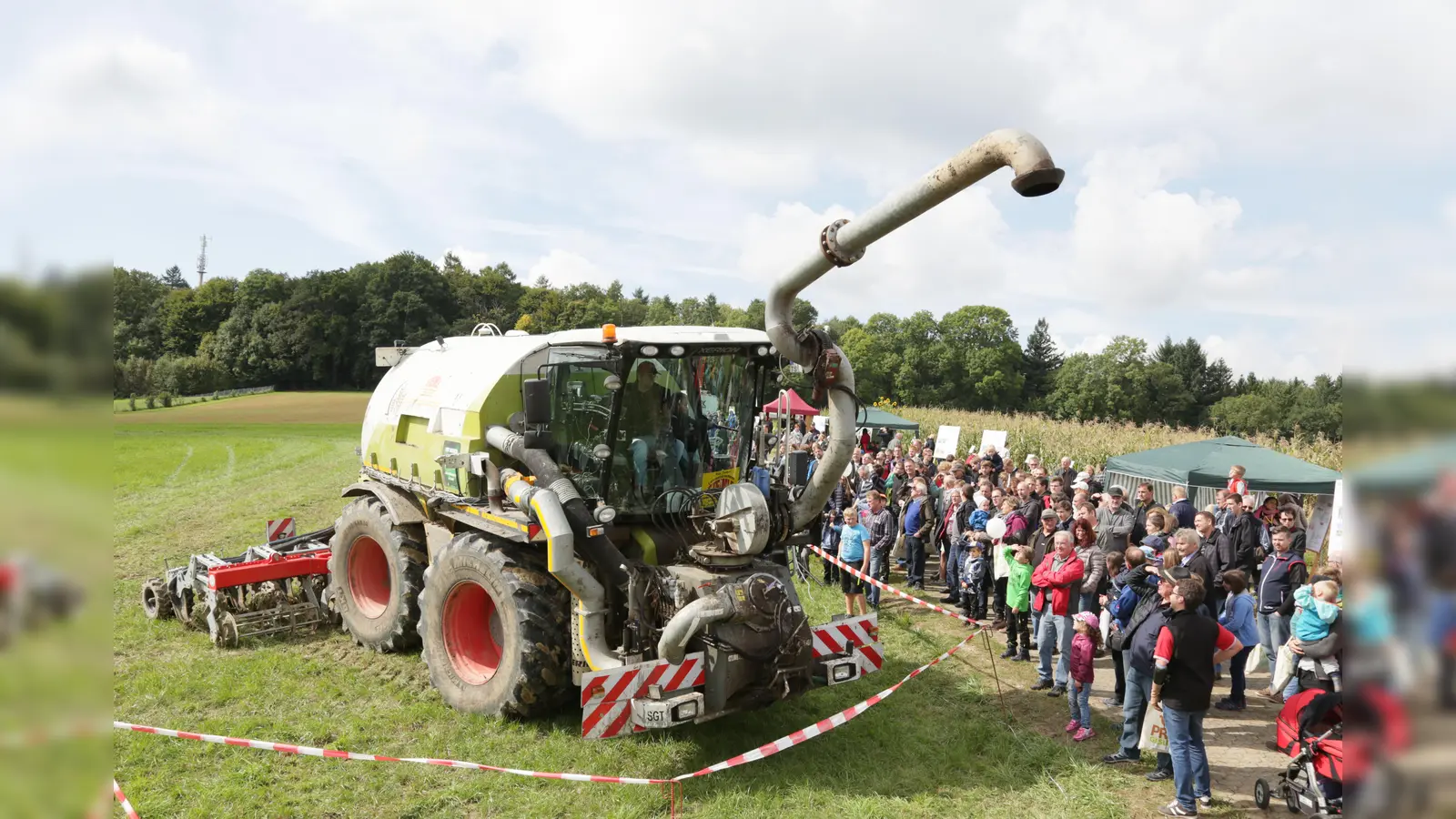 Bei dem Fest können die Besucher ganz nah dran an der Technik sein: Hier wird zum Beispiel eine fortschrittliche Düngung vorgeführt.  (Foto: Gleixner, LfL)