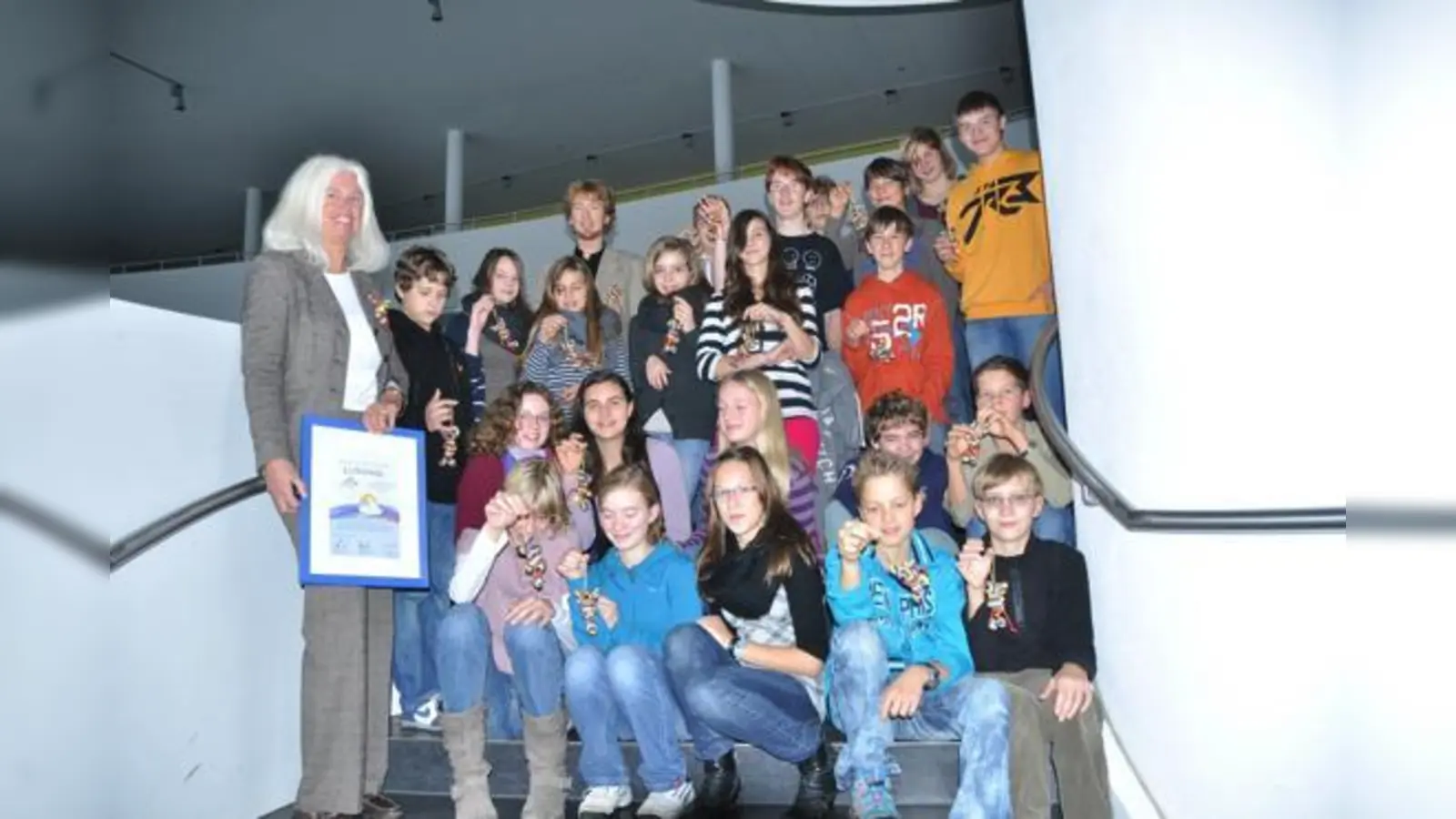 Rektorin Gabriele Söllheim (l.) mit den Umweltrettern der Klasse 7d und Projektleiter Frank Lohr (hinten l.). 	 (Foto: Sybille Föll)