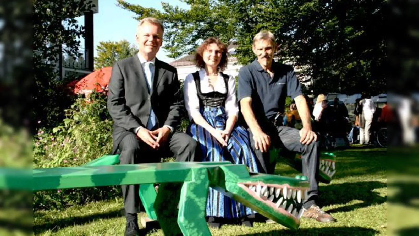 Bürgermeister Jan Neusiedl freute sich für die beiden Krokodil-Sitzbänke eine Spende von 500 Euro an Heimleiterin Rita Graßl und Arbeitsbetreuer Helmut Lex überreichen zu dürfen.	 (Foto: hol)