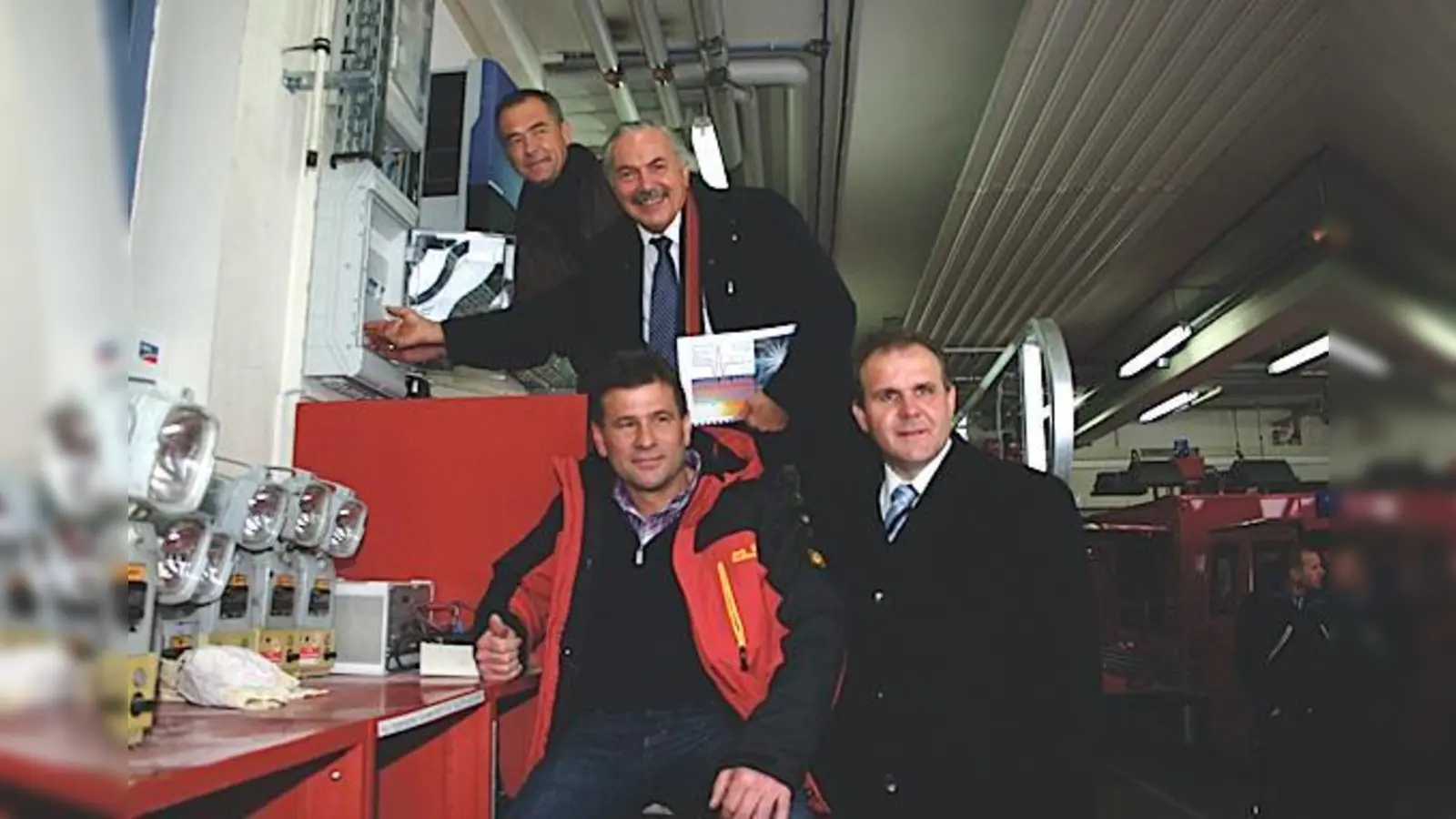 Bei der Schalterumlegung (von links oben): Josef ­Vilgertshofer, Erster Bürgermeister Rolf Zeitler, Franz Kaiser und Dr. Franz Stangl. (Foto: sl)