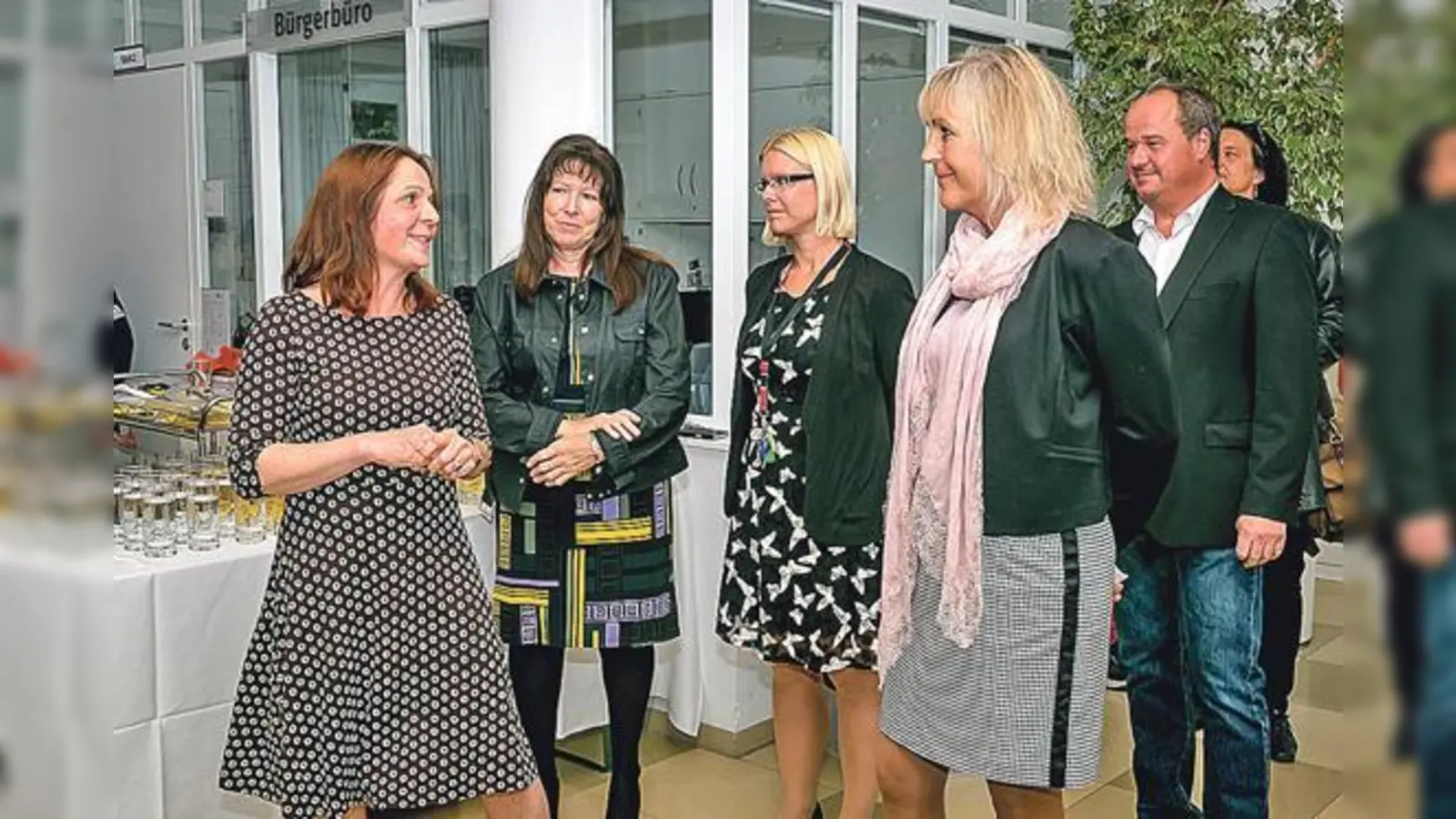 Lehrerin Stephanie Henkel, Rektorin Christa Beyer, Jugendsozialarbeiterin Julia Horn, Bürgermeisterin Gabriele Müller und Lehrer Markus Fauth (v.l.).	 (Foto: Gemeinde Haar)