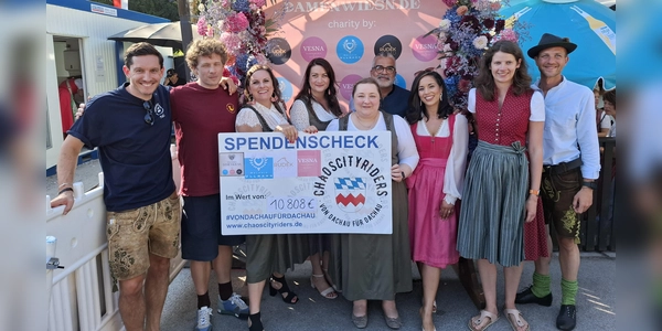 Weit mehr als 10.000 Euro konnten die Veranstalterinnen Susanne Rudek, Dagmar Markus und Melanie Ullmann (Dritte, Vierte und Fünfte von links) bei der Damenwiesn übergeben. Tobias Pietzonka von den Chaoscityriders (links), Philipp Barth (Inhaber Der Wiege, Odelzhausen), Carlos Benede Aquayo (Vorstand Weitblick-Jugendhilfe e.V.) und weitere Partner freuen sich. (Foto: jj)