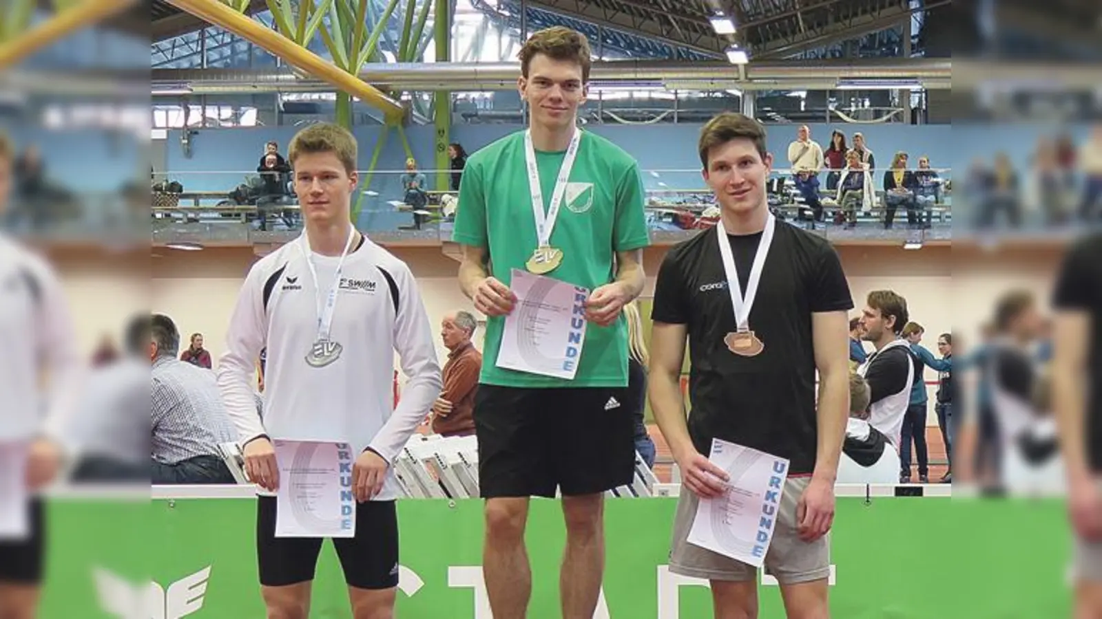 Philipp Bogdain (Mitte)  meisterte die Hürden souverän und sicherte sich Gold.	 (Foto: Verein)