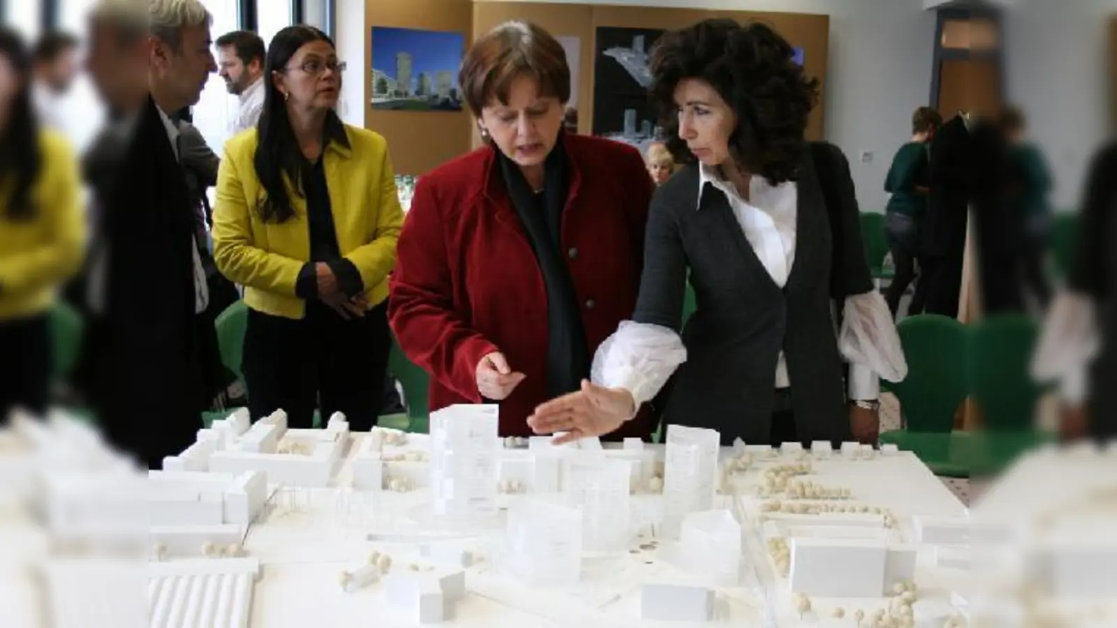 Kommunalreferentin Gabriele Friderich (l.) bespricht mit der spanischen Architektin Fuensanta Nieto Details des Siegerentwurfes.	  (Foto: wei)