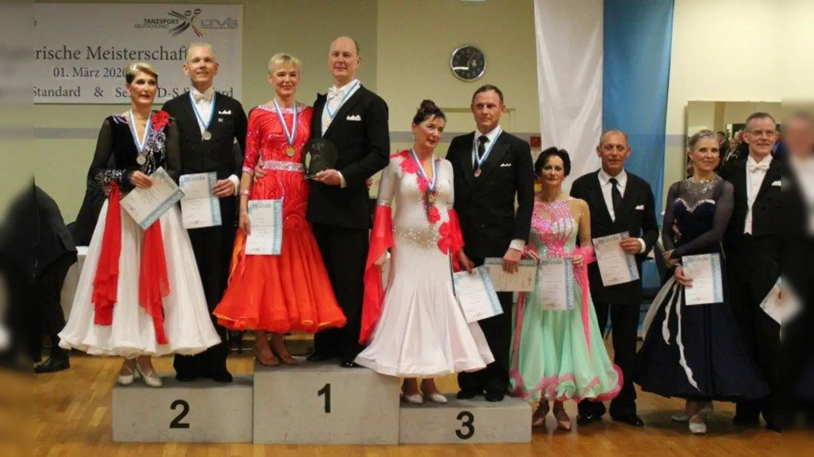 So sehen Sieger aus: Die besten Tänzerinnen und Tänzer, darunter auch etliche Germeringer Tanzpaare, wurden nach der Veranstaltung in Fürth, für ihre Leistungen ausgezeichnet. (Foto: TSV Unterpfaffenhofen-Germering)