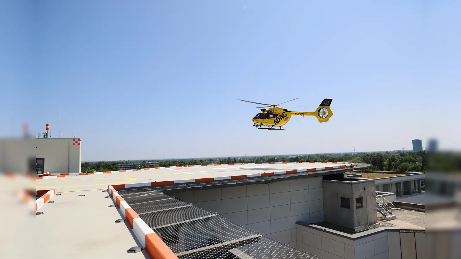 Bei strahlendem Sonnenschein ist der ADAC-Rettungshubschrauber „Christoph 1“ auf dem Erweiterungsbau gelandet und hat den Dachlandeplatz damit offiziell „eingeweiht“.  (Foto: München Klinik / Florian Benker.)