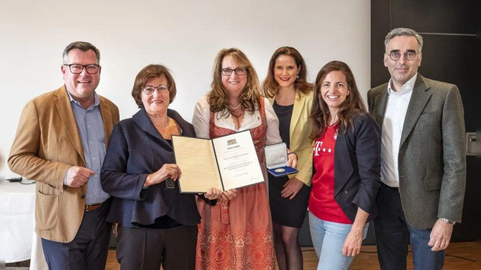Ausgezeichnet! Alexandra Gaßmann wurde mit der Bayerischen Staatsmedaille für soziale Verdienste ausgezeichnet. Gefeiert wurde mit (von links): Josef Schmid (Mitglied des Bayerischen Landtags/ CSU), Christa Stewens (Staatsministerin Bayern a.D.), Alexandra Gaßmann (Stadträtin/ CSU), Susanne Hornberger (Chefredakteurin Münchner Kirchenzeitung), Kristina Frank (Kommunalreferentin/ CSU), Olaf Rogowski (Ortsvorsitzender CSU Laim-West). (Foto: Andreas Schebesta)