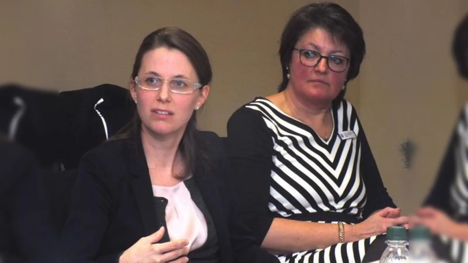 Präsentierten das Landkreismodell zur Förderung des Eigenheimbaus: Johanna Roschitz (li.) und Christine Kaltenbach im Gemeinderat Ottenhofen.	 (Foto: kw)