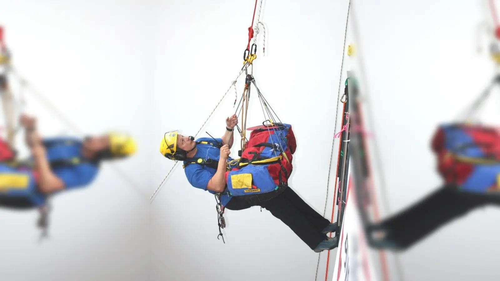 Die Bergwacht nutzte das Treppenhaus der BRK-Zentrale für Abseilvorführungen. (Foto: job)