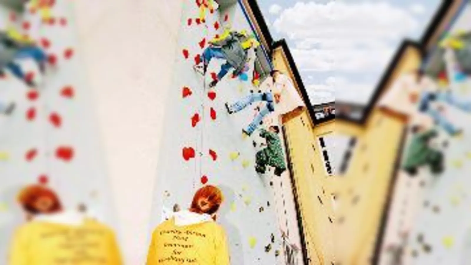 Gleich nach der offiziellen Einweihung testeten die Adelgunden-Kids ihre neue Kletterwand.	 (Foto: Privat)