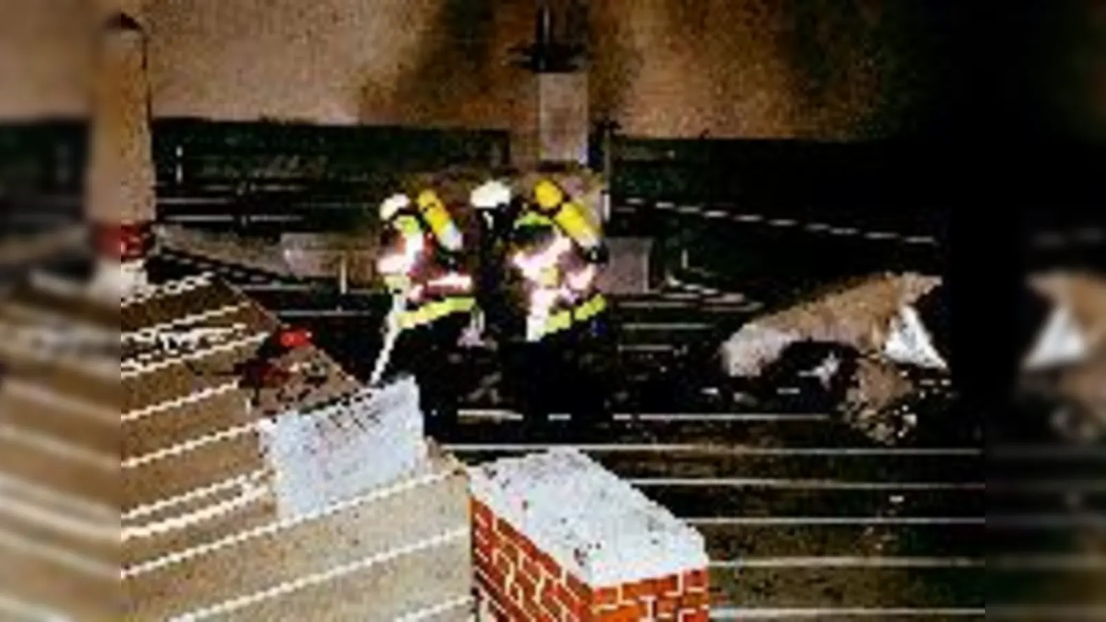 Auf der Suche nach Brandnestern musste das Dach geöffnet werden.	 (Foto: Feuerwehr)