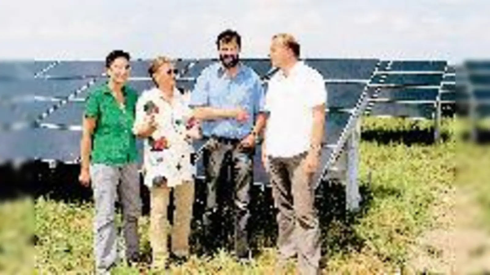 Von links: Susanna Tausendfreund, Martina Neugebauer, Sepp Daxenberger und Bruce Dünker (Gehrlicher Solar AG) in Salmdorf.  (Foto: Rammelsberger)
