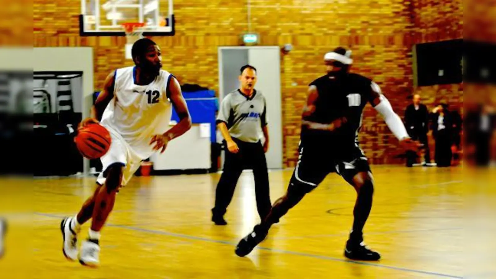 Alain Ekambi (Nr.12) von München Basket will auch im Spiel am Samstagabend vollen Einsatz zeigen.   (Foto: Alexander Schmied)