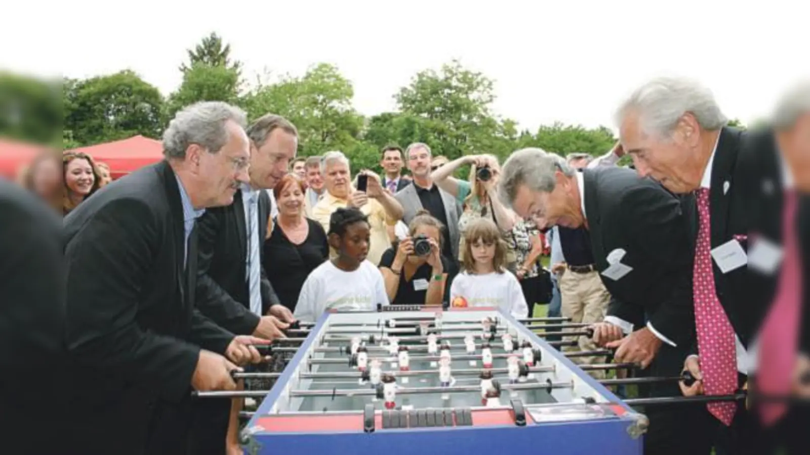 Bei der Grundsteinlegung maßen sich OB Christian Ude und Finanzminister Georg Fahrenschon am Kickertisch mit den Lenkern der Büschl-Gruppe (Günter Büschl vorne und Sohn Ralf).  (Foto: Hettich)