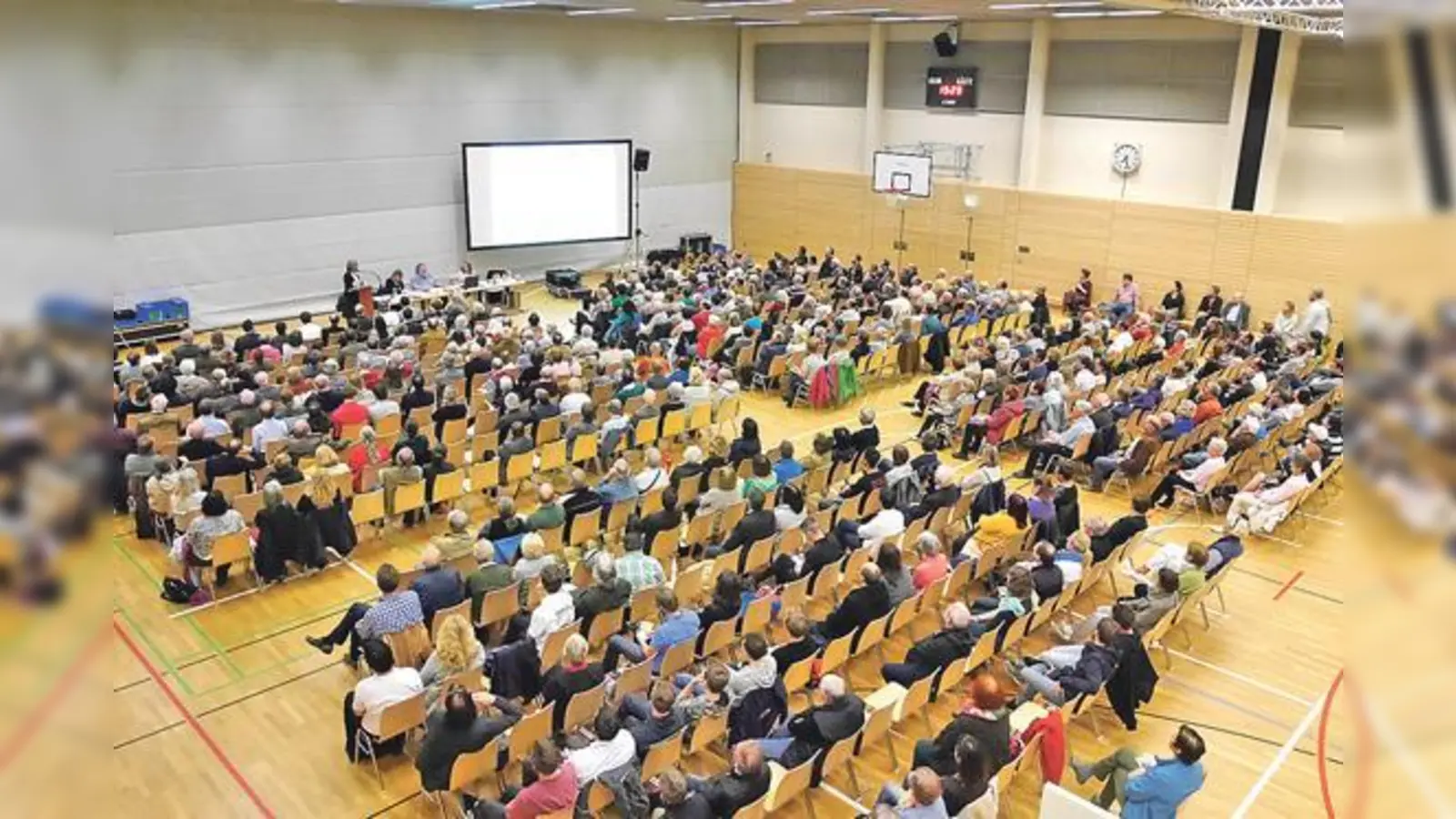 Kürzlich fand in der Turnhalle des Wilhelm-Hausenstein-Gymnasiums die Bürgerversammlung des 13. Stadtbezirks, Bogenhausen statt. Rund 400 Anwohner waren gekommen, um die Vorträge der Polizei und der Vorsitzenden des BA zu hören.	 (F.: ahi)