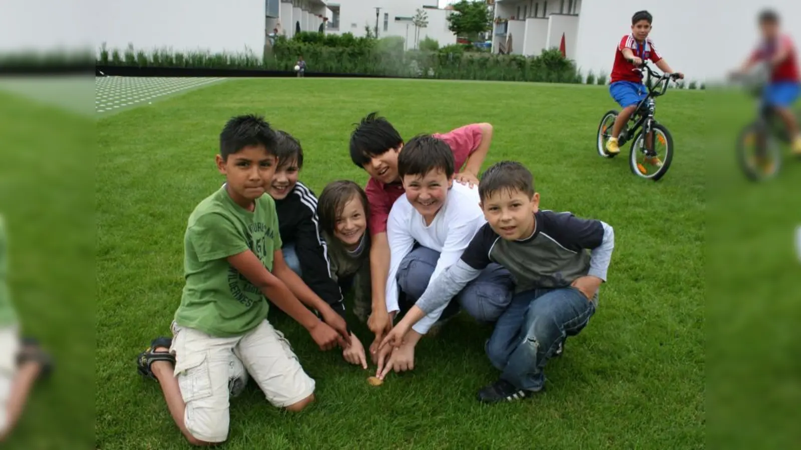 Nur noch die Stümpfe der Spielpferde sind im Rasen auf dem „Bahndeckel“ auszumachen. Kinder machen auf die Verletzungsgefahr aufmerksam. (Foto: tg)