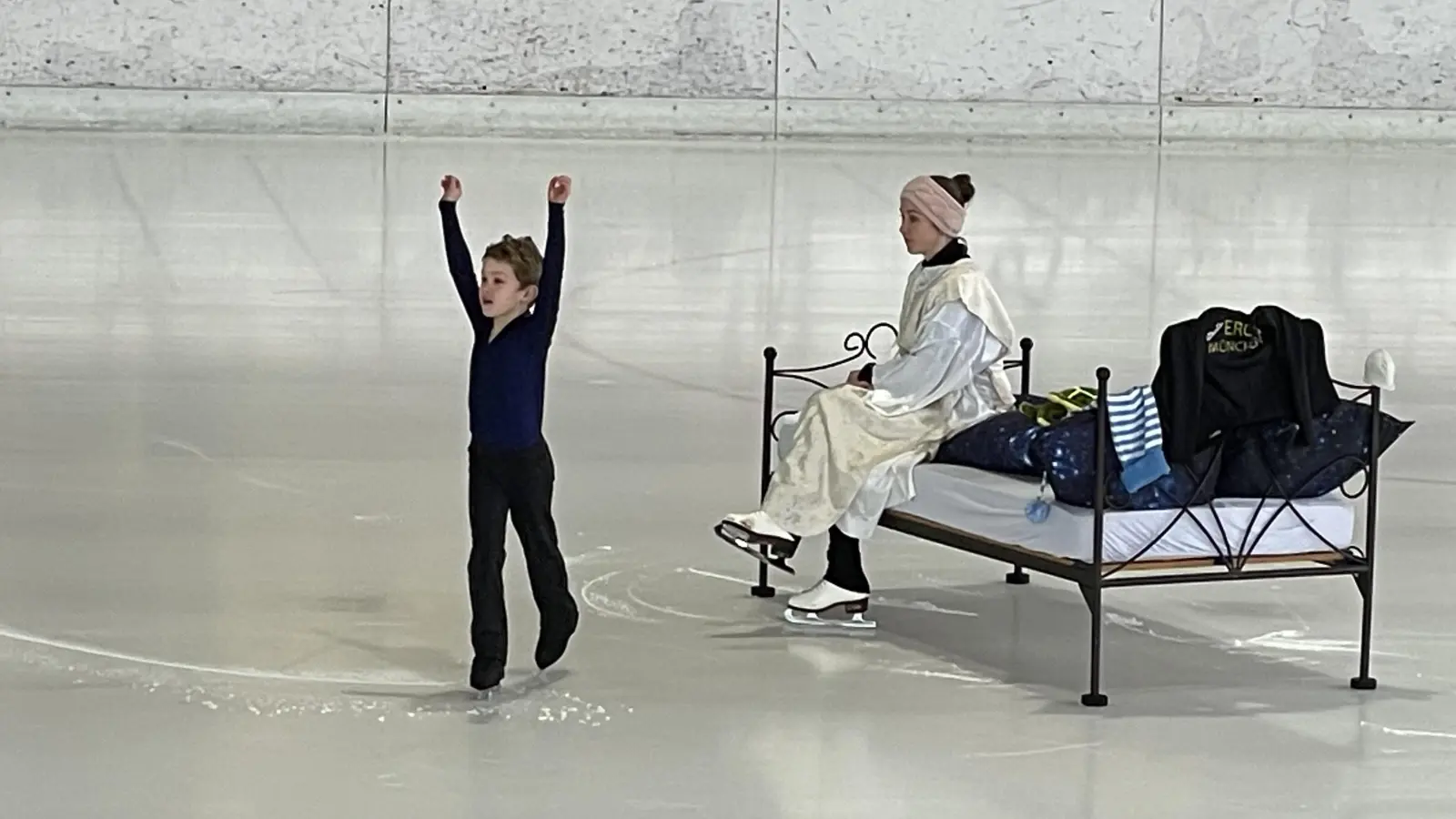 Beim Schaulaufen im Polariom führten die Eisläufer das Publikum auf eine Reise durch die Traumwelt. (Foto: Patrizia Steipe)