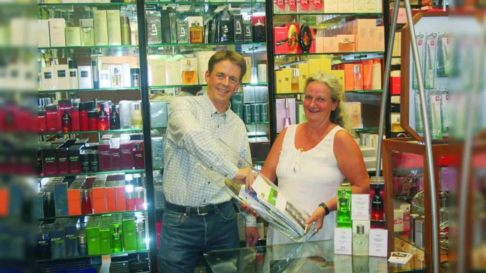 Inhaber Marco Himmer zieht unter den Augen von Mitarbeiterin und „Glücksfee” Brigitte Brandl die glücklichen Gewinner der Jubiläumsverlosung. (Foto: jw)